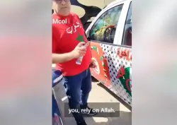 جاء الرد المغربي قاسيا.. مواطن يحرج صاحب سيارة خريطة المغرب المبتورة ويقوم بإصلاحها (فيديو)